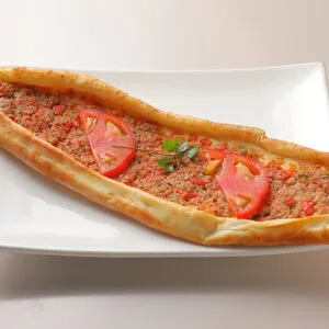 ボート型ラムミンチ肉野菜ピザ