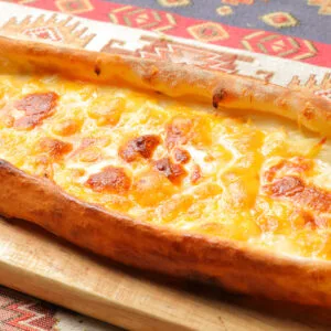 ボート型モッツァレラガーリックピザ